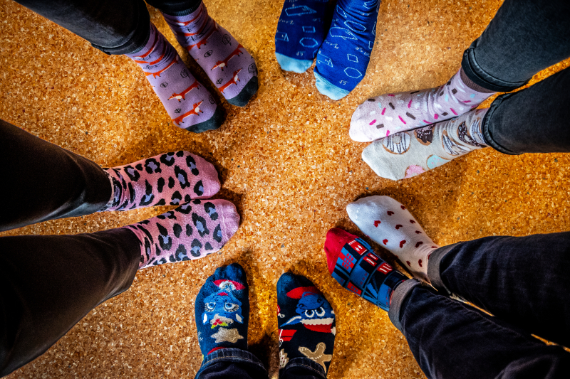 Leopold Tyrmand - kolorowe skarpetki